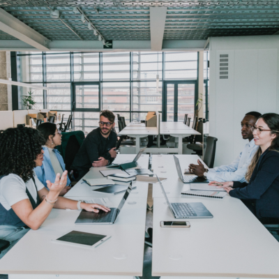 Mujeres de distintas generaciones en un entorno corporativo, representando el futuro humano del trabajo, la inclusión y el liderazgo femenino.